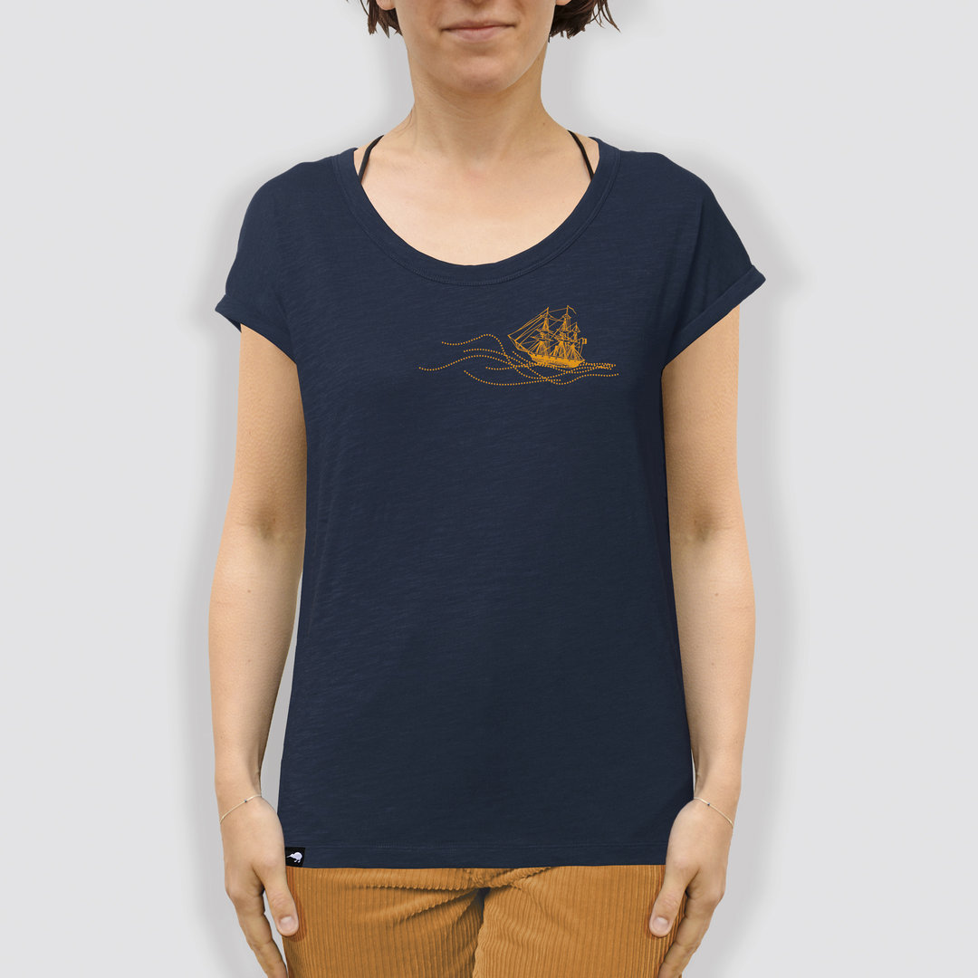 Locker sitzendes Frauen-Rundhals-T-Shirt, "Rückenwind"